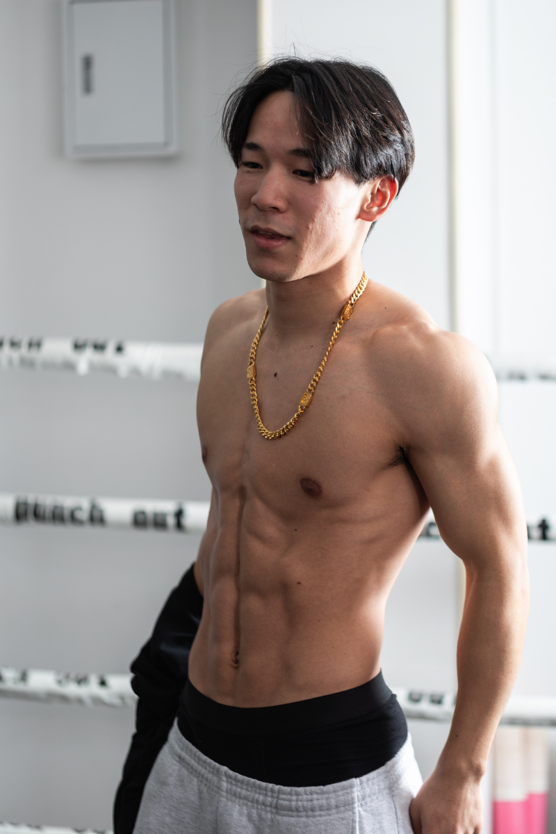 CENTINELのゴールドチェーンを着用した男性モデル