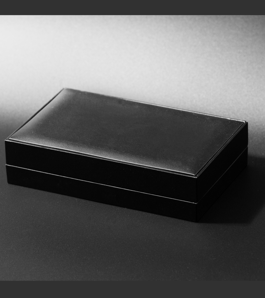 CENTINELネックレス付属の専用ジュエリーボックスを閉じた状態で撮影したパッケージ画像