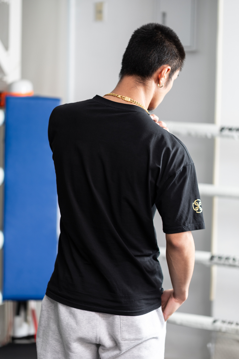 CENTINELロゴTシャツ ブラック メンズの背面シルエットと袖ロゴのディテールを確認できる着用イメージ