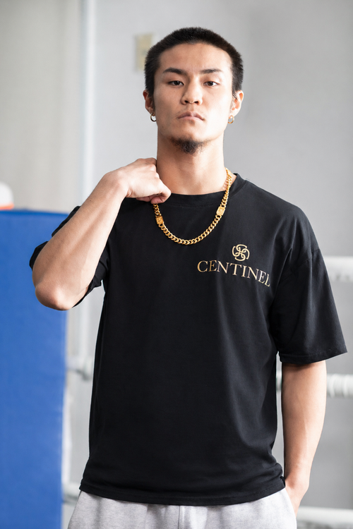 CENTINELロゴTシャツ ブラック メンズ フロント着用イメージ