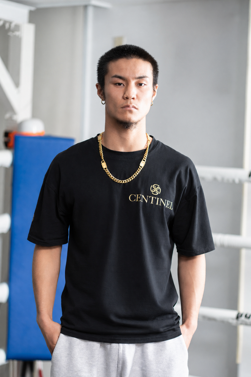 CENTINELロゴTシャツ ブラック メンズのフロント全体シルエットが分かる着用イメージ
