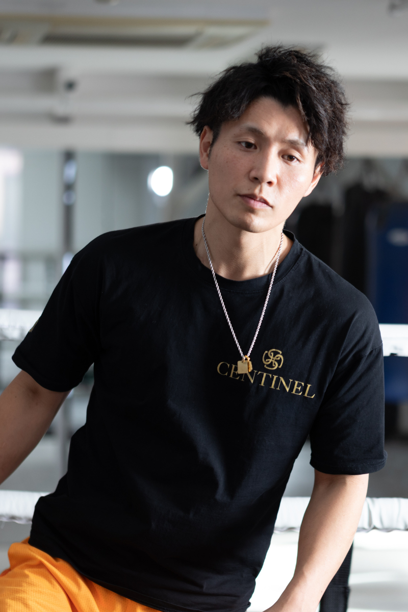 CENTINELロゴTシャツ ブラック メンズのコーディネートが分かる着用イメージ（ネックレス合わせ）