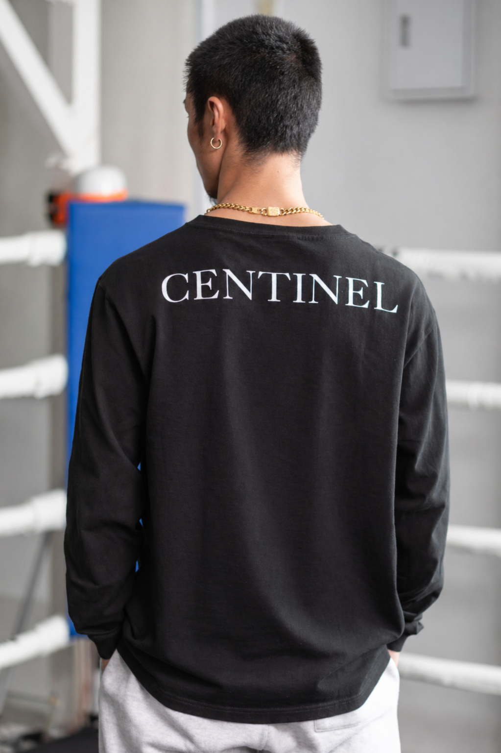CENTINEL ロングスリーブシャツ ブラック 背面ロゴ モデル着用 後ろ姿 165cm Lサイズ