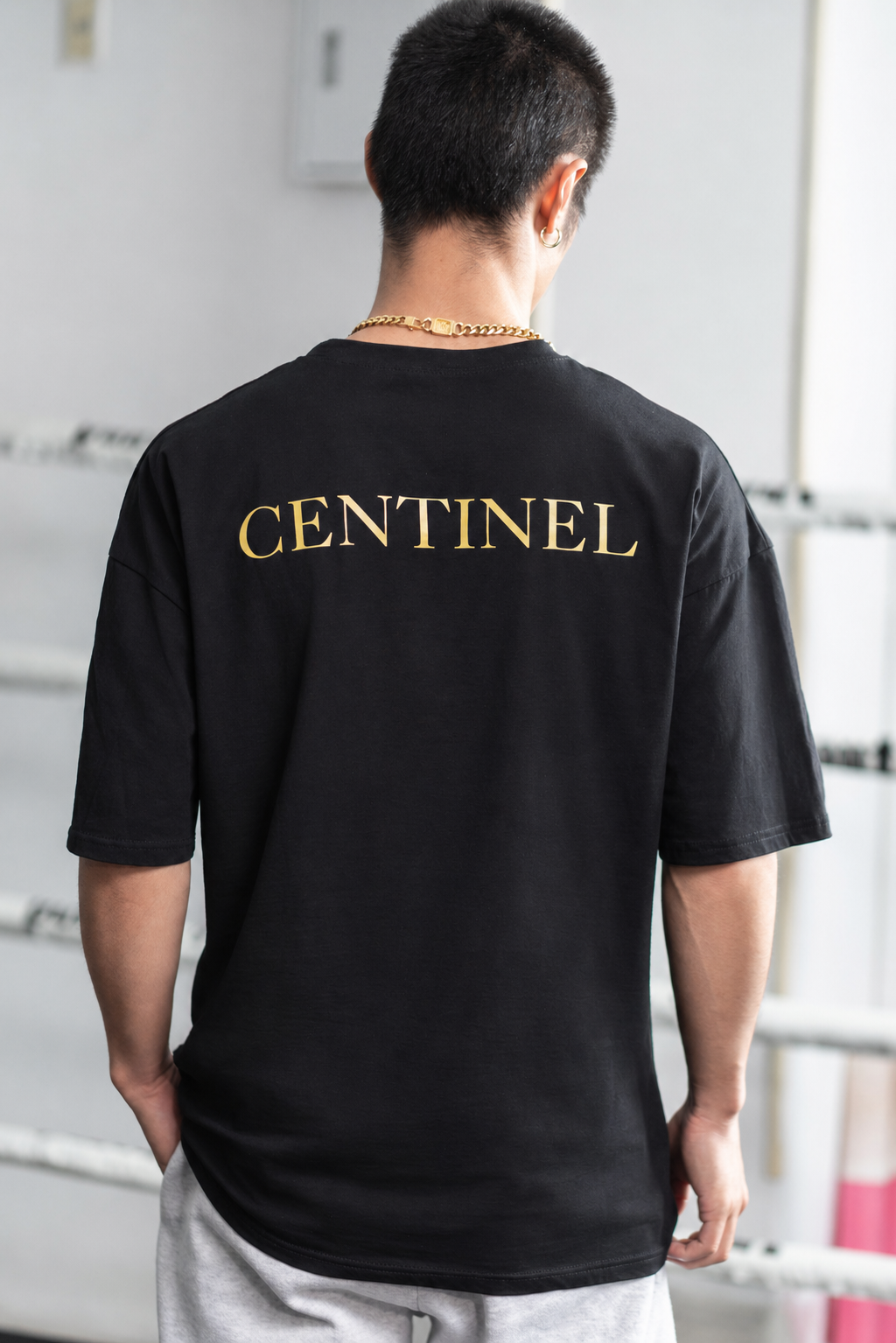 CENTINELのメンズブラックスタンダードTシャツの背面シルエットを確認できる着用イメージ
