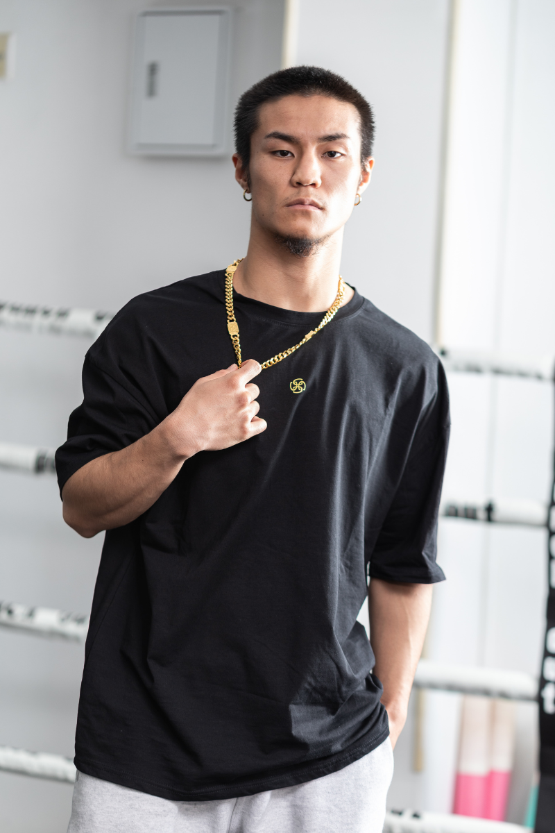 CENTINELのメンズブラックスタンダードTシャツを着用した男性モデルのフロント着用イメージ（ネックレススタイル）