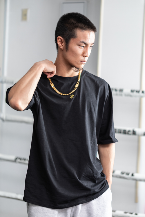 CENTINELのメンズブラックスタンダードTシャツの着用イメージ フロントスタイル
