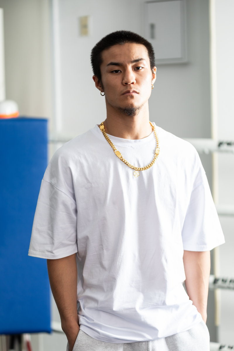 CENTINELのトップスコレクション 白Tシャツを着用した男性モデル